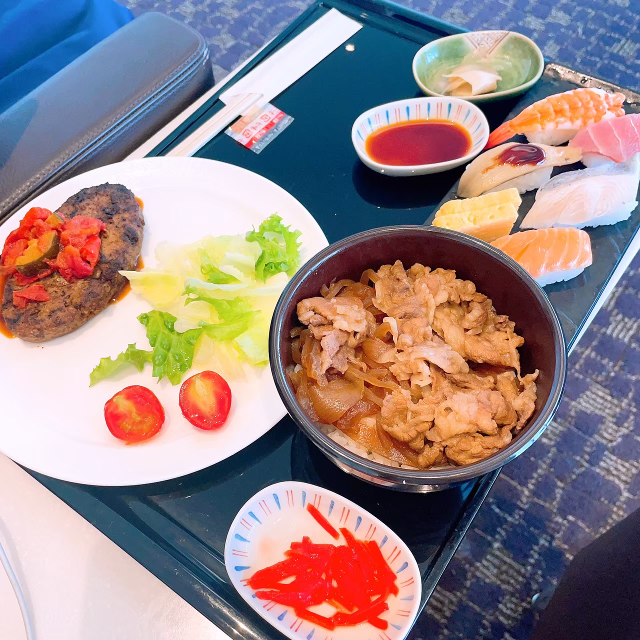 ラウンジ飲食　ハンバーグ・牛丼